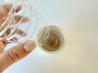 40～50℃のお湯にキャップを1分浸して…（▶次へ）