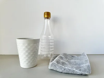 お湯でキャップを温めてから取る方法もあり！マグカップやタオルを用意します（▶次へ）