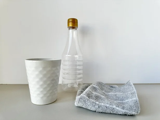 お湯でキャップを温めてから取る方法もあり!マグカップやタオルを用意します(▶次へ)