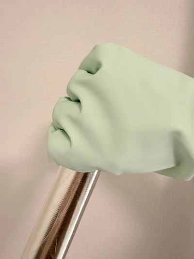 ゴム手袋をはめてラップをぐるぐる回すだけ！（▶次へ）