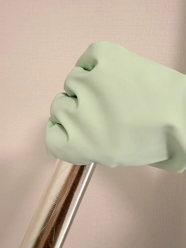 ゴム手袋をはめてラップをぐるぐる回すだけ！（▶次へ）