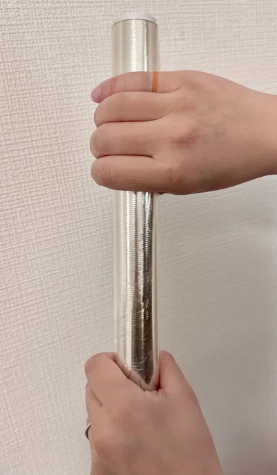 輪ゴムをつけた手でラップを掴んで回すと…（▶次へ）