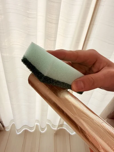 スポンジのザラザラした方でラップをこするだけ！（▶次へ）