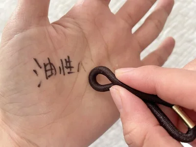 【写真で見る】育児中に役立つヘアゴム活用術3選（▶次へ）