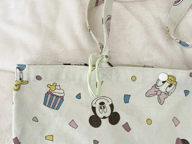 ストラップの要領でヘアゴムをつけるだけ(▶次へ)