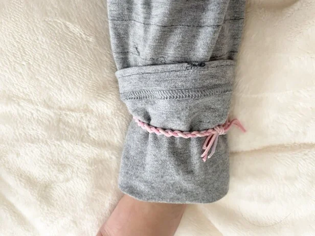 1.裾を外側に折ってゴムで留める(▶次へ)