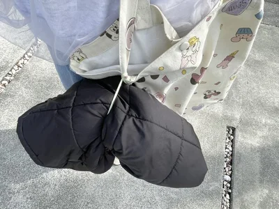 バッグの持ち手にゴムをつけると即席上着ホルダーに（▶やり方をチェック）