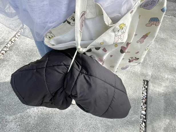 バッグの持ち手にゴムをつけると即席上着ホルダーに(▶やり方をチェック)