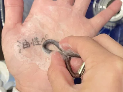 手洗い時にヘアゴムでこするだけ！（▶どのくらい落ちる？）