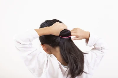 「髪を結ぶ」だけじゃない！育児を助けるヘアゴム活用術3選