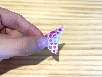 粘着面が外側になるよう、カットした部分を折る（▶次へ）