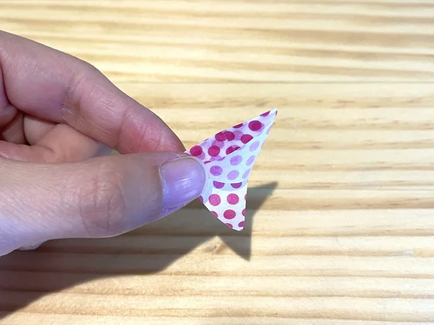 粘着面が外側になるよう、カットした部分を折る（▶次へ）