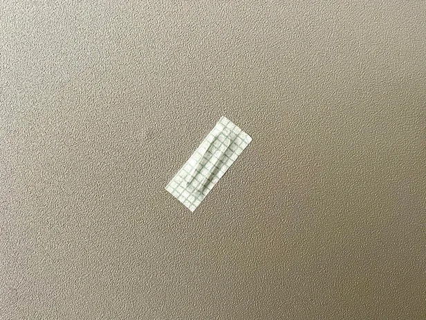 マスキングテープで壁にクリップを貼り付ける（▶次へ）