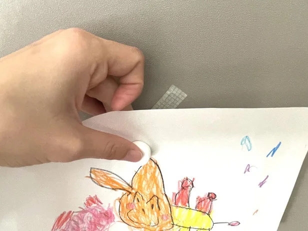 クリップと磁石で飾りたいものを挟めば固定完了（▶次へ）