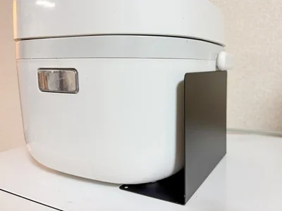 【しゃもじ置き】炊飯器の下にブックエンドを差し込んで…（▶手順をチェック）