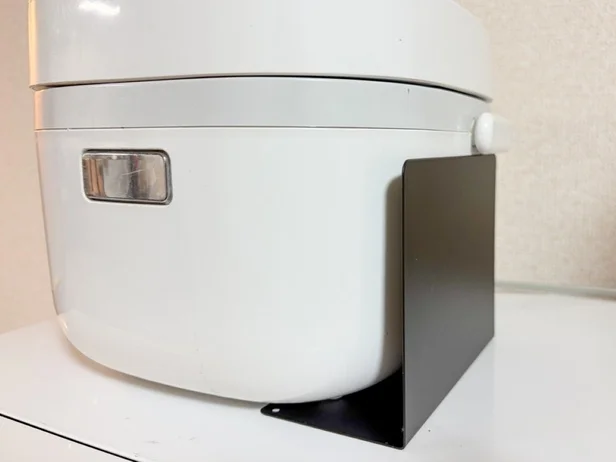 【しゃもじ置き】炊飯器の下にブックエンドを差し込んで…（▶手順をチェック）