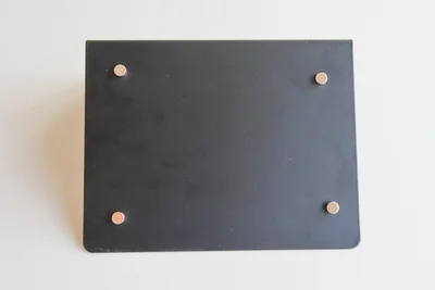 【コの字ラック】ブックエンドの長辺外側の四隅に磁石を付けて…（▶次へ）