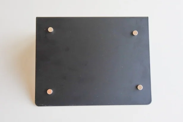 【コの字ラック】ブックエンドの長辺外側の四隅に磁石を付けて…（▶次へ）