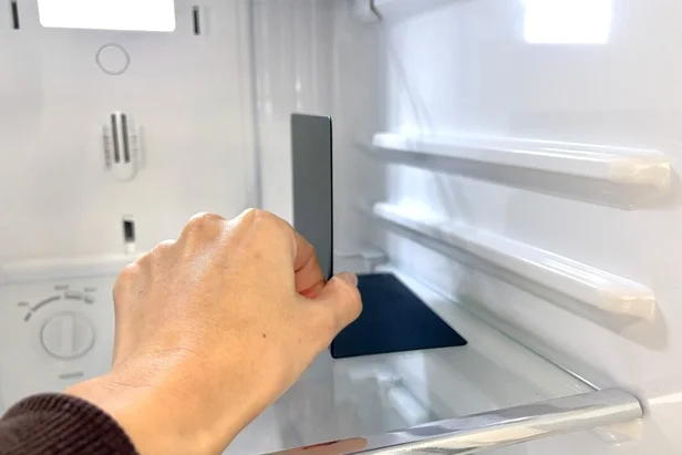 【ペットボトル収納】冷蔵庫の壁に向かって設置すれば…（▶次へ）