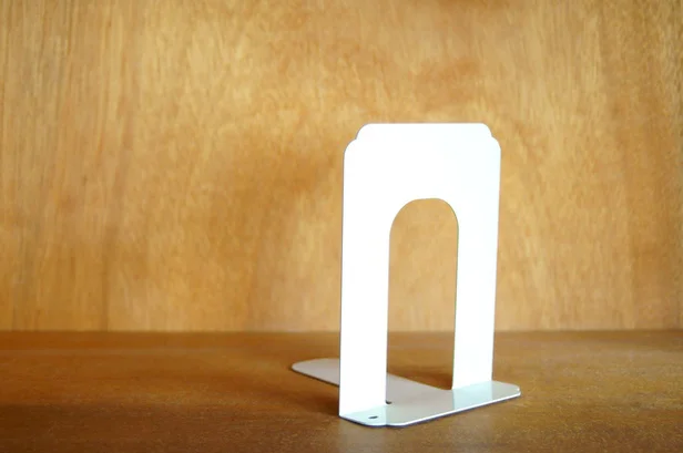 ブックエンドは本をたてるだけじゃない！意外な活用術とは