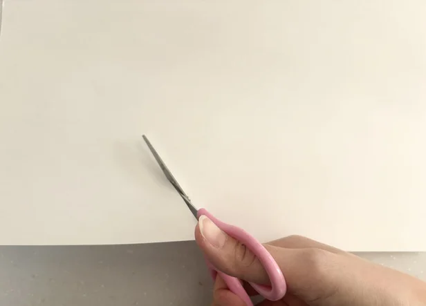 紙を切ってみると、まだハサミの刃が引っかかる感覚が…（▶次へ）