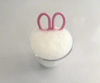 お酢を並々注ぎ、泡立ったら1分浸け置きします（▶次へ）