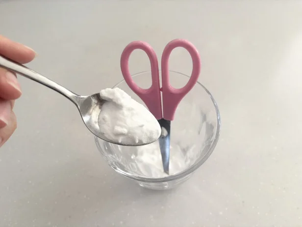 今度は大さじ2杯分の重曹を投入（▶次へ）