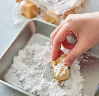 厚揚げは味つけをしてから片栗粉をまぶし、味を定着させる。