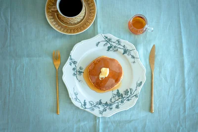 バターをのせ、メープルシロップをかける