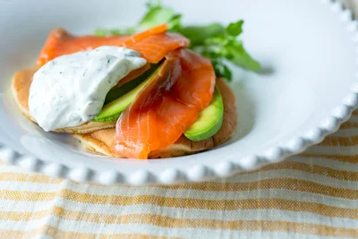 ワインとの相性も抜群な「サーモンアボカドディルソース」