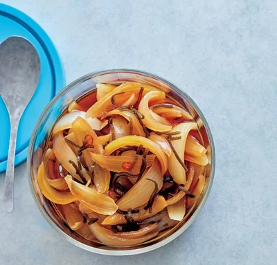 玉ねぎの超便利な作り置き「玉ねぎの塩昆布漬け」＆アレンジレシピ2選【コスパ食材のおかず】