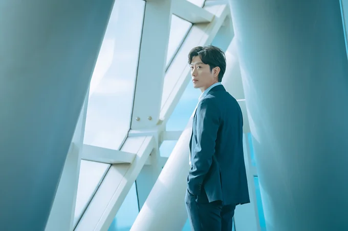 税務職員としてタイミングを見てテスに情報を流す