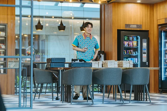 現金を数えご機嫌なジェームス