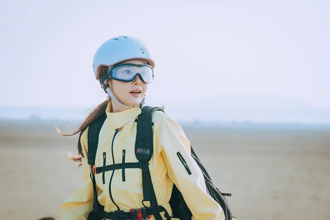 パラグライダーで現れたのは…