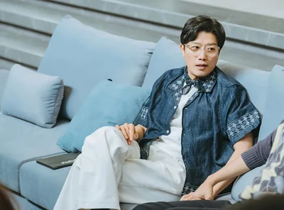 すねるグホをフォローするジェームス