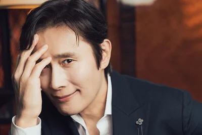 超人気俳優イ・ビョンホン来日撮り下ろし「ドンキで…」世界的スターが日本で必ず買う“意外なもの”と大好物を告白