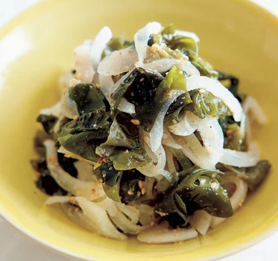 玉ねぎとわかめのごま酢あえ