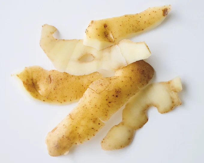 じゃがいもならではの香りが強い皮の部分。空気に触れると変色しやすいので、むいたらすぐに調理を