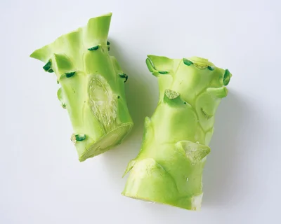 筋ばった側面のかたい皮をそぎ落とす（固いので、まな板に置いて切る）と、生でも加熱してもおいしく食べられます