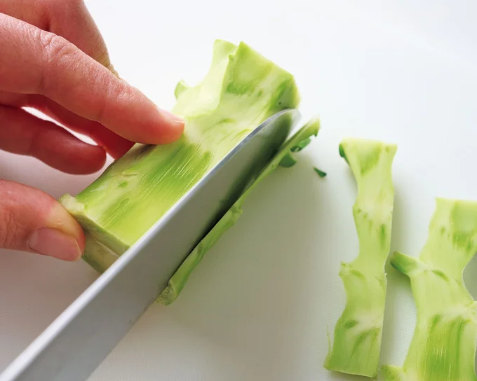 かたい皮をそぎ落として1cm角に切り、熱湯で1~2分ゆでて。ホクホクとした食感になり、ポテトサラダと抜群の相性!