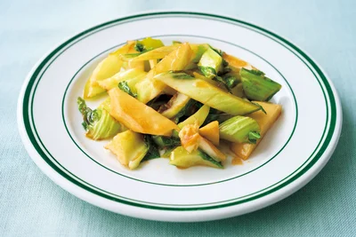 カリフラワーの茎と葉は、ややかたさがありますが、繊維を断ち切るように約1cm幅の斜め切りにすると食べやすくなります