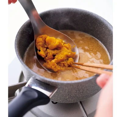 ふわふわとしたかぼちゃのわたは、食物繊維などの栄養が豊富。キッチンばさみで食べやすく切ってみそ汁に加え、さっと火を通すと、ほのかな苦みと甘さがあり、とろりとした新鮮な食感に