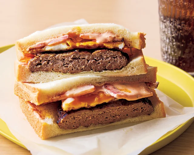 食パンで“外食風”を再現！甘めソースが決め手の「お月見サンドバーガー」