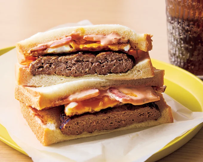 食パンで手軽にお店の味を再現！「お月見サンドバーガー」