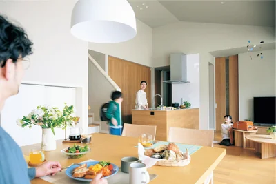 料理をしながら、リビングやダイニングを見通せる「センターポジション」のキッチン