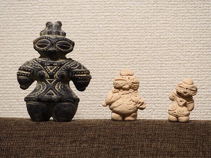 左から、見本の遮光器土偶、5歳作の遮光器土偶、投稿主さん作の遮光器土偶▶親子の力作（⇒次へ）