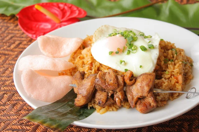 【スッキリ解決】ナシゴレンとは？普通の炒飯との決定的な違いや「甘辛い」味付けの秘密