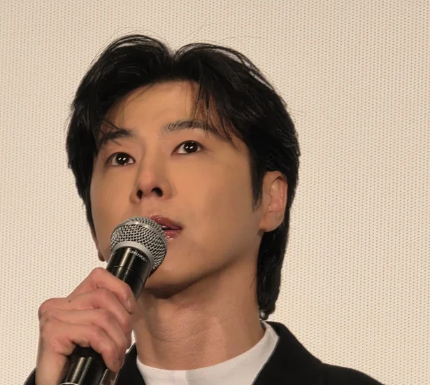 一生懸命答えるユンホさん