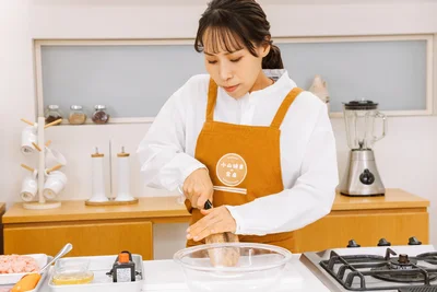 れんこんを切るみきさん