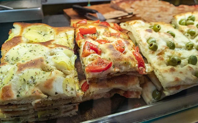 イタリア国内では地域によってフォカッチャのスタイルが異なります